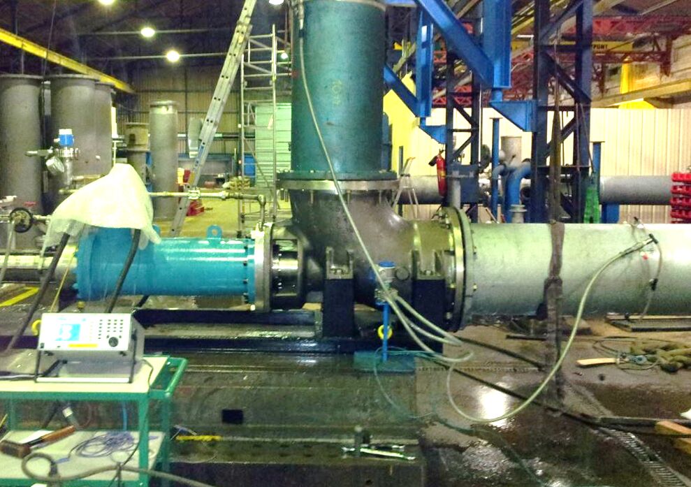 Pompe en fonctionnement sur site industriel
